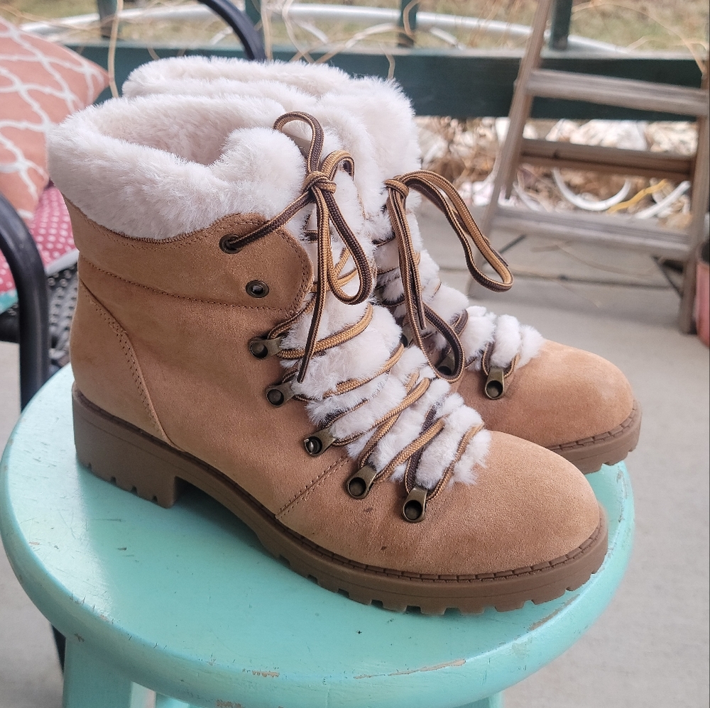 Boots with the fur size 8.5